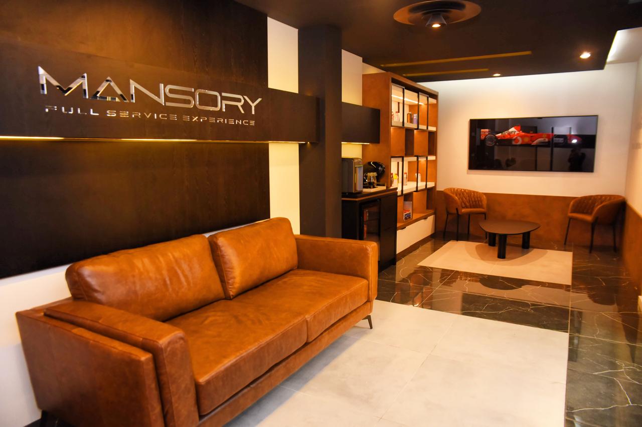 Lounge de espera da Mansory Full Service Experience em Ponta Grossa