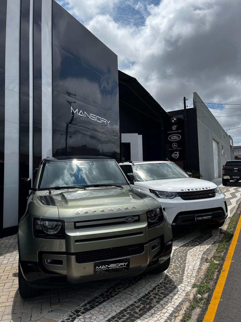 Land Rover Defender e Discovery na fachada da Mansory Full Service em Ponta Grossa