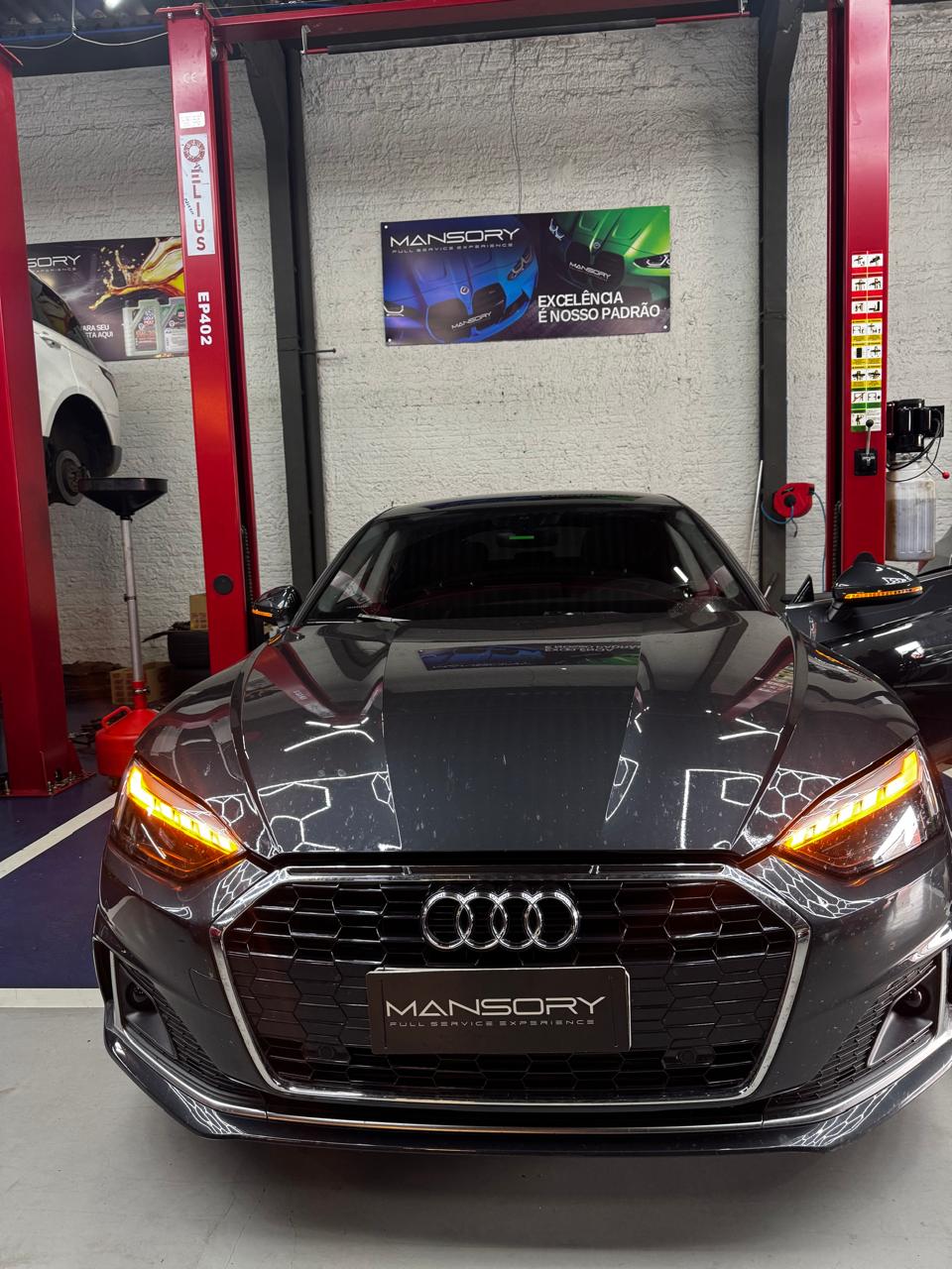 Audi A5 em manutenção na oficina da Mansory