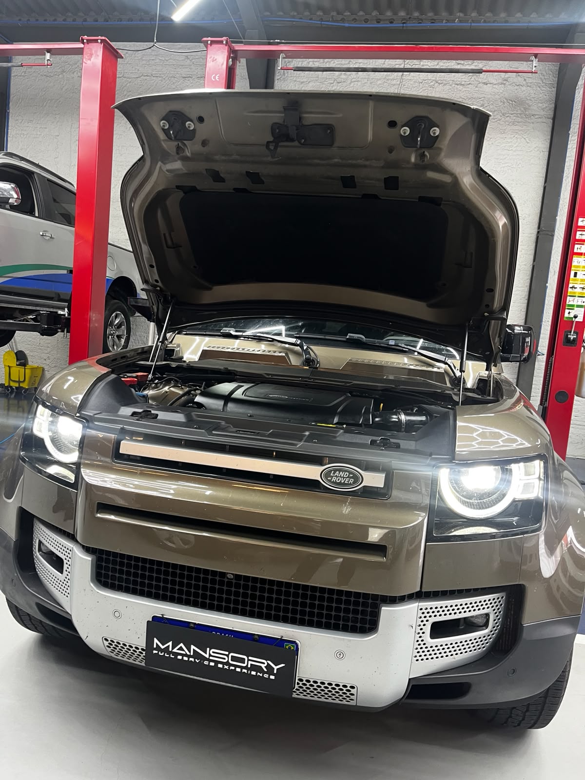 Land Rover Defender com capô aberto em manutenção na Mansory Full Service